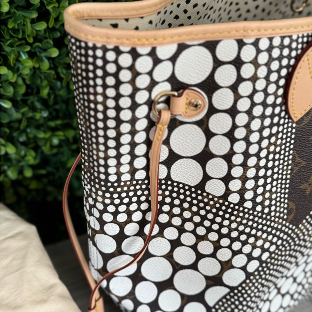 Louis Vuitton Pre-Owned Yayoi Kusama 2012 MM Monogram Never Full MM - Picture 4 of 16